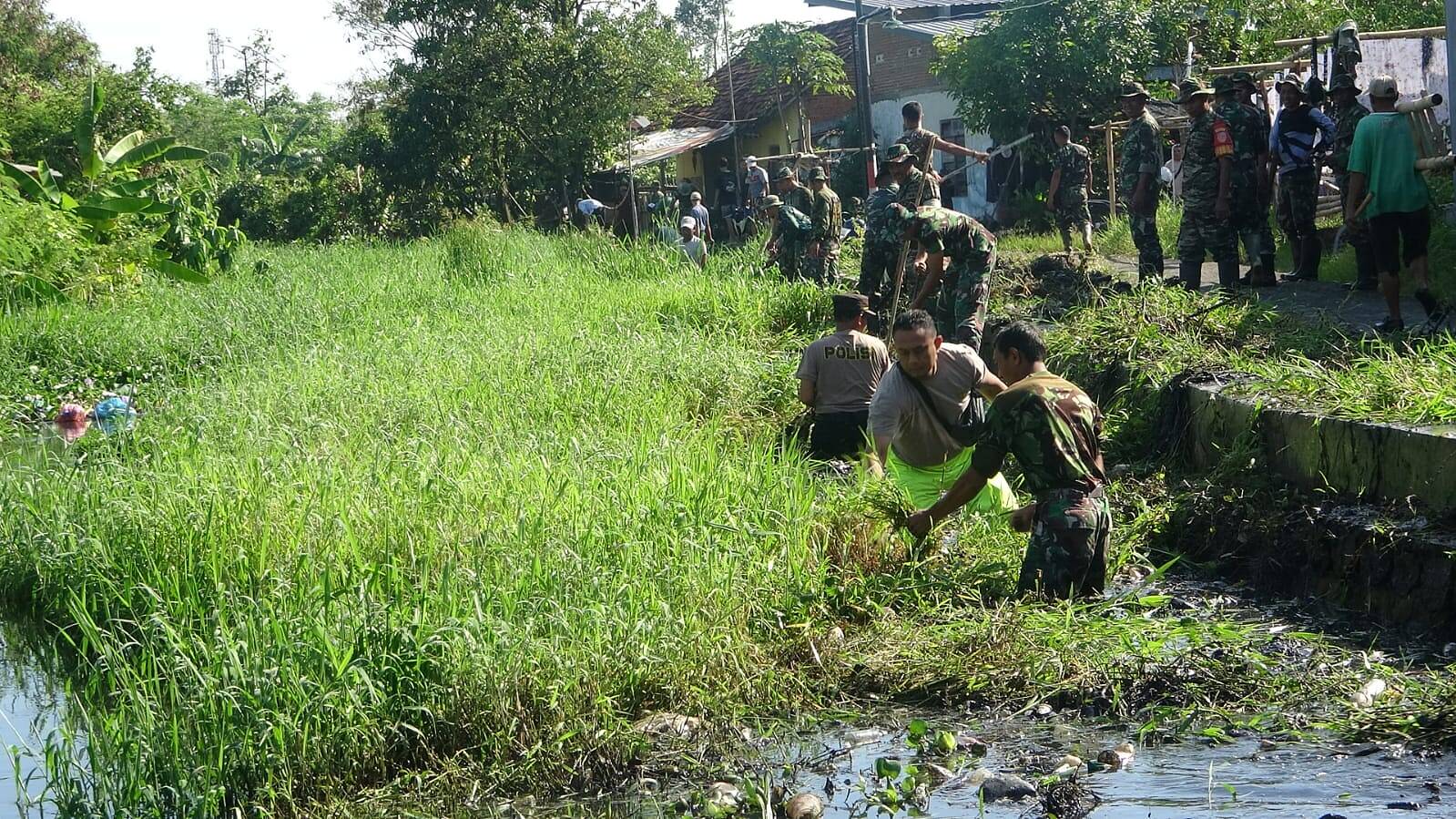 TNI – POLRI Kota Pekalongan bersama Masyarakat Bersihkan Sampah dan Enceng Gondok.