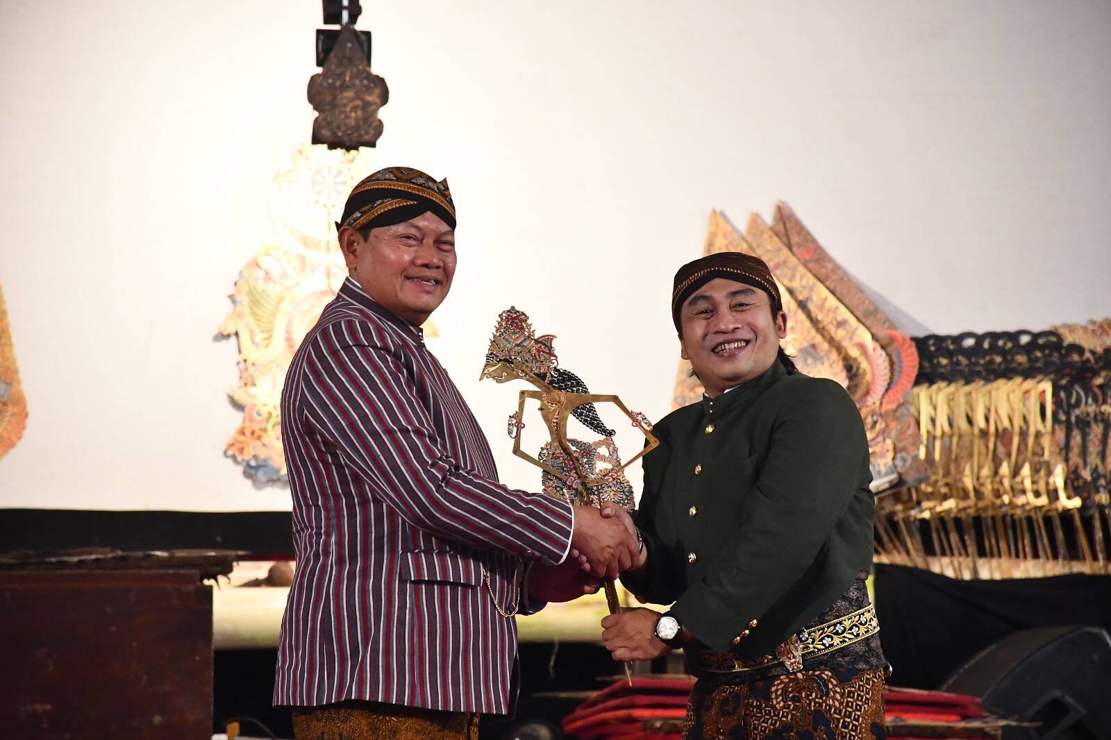 Pagelaran Wayang Kulit di Makorem 081/DSJ, Panglima TNI: Jangan Arogan