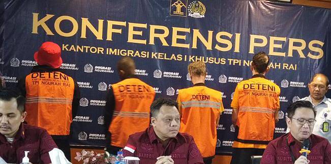 Melebihi Masa Izin Tinggal, Dua WNA Asal Britania Raya akan di Deportasi .