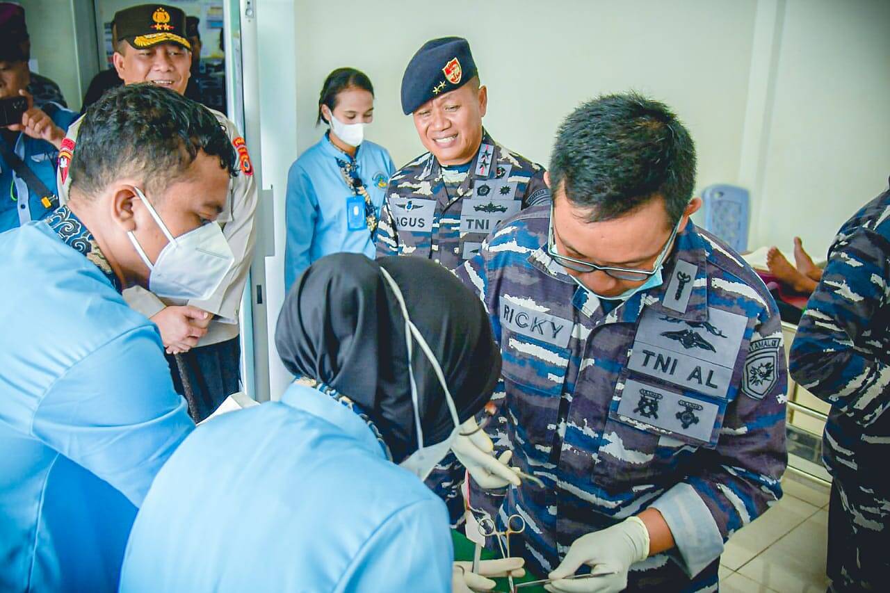 TNI AL Peduli, Pangkoarmada III Bersama Danlantamal IX Gelar Operasi Katarak dan Khitanan Massal Gratis