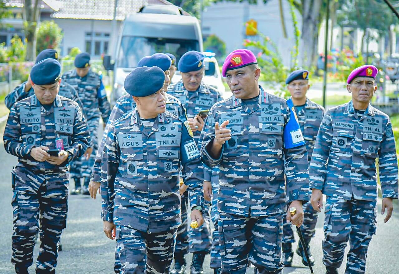 Pangkoarmada III Bersama Danlantamal IX Tinjau Simulasi Latgulben di Mako Lantamal IX