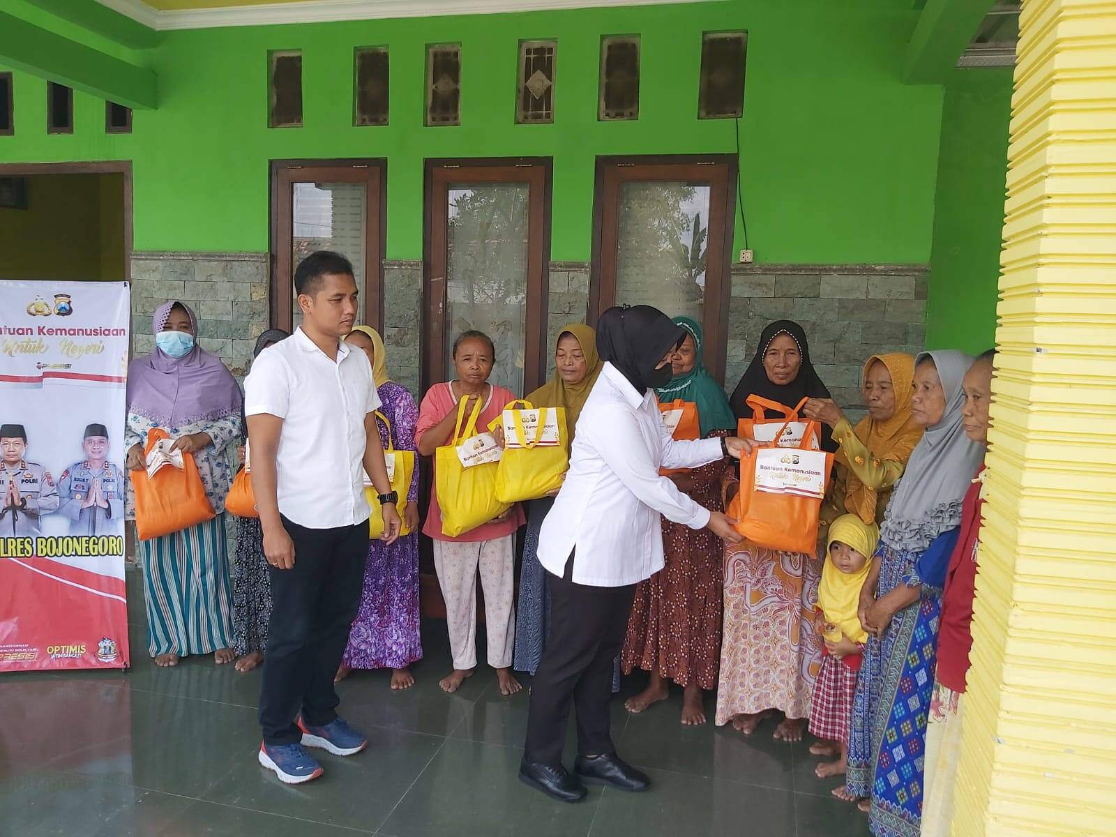 Sat Reskoba dan Sat Binmas Polres Bojonegoro Salurkan Bansos di Kecamatan Dander