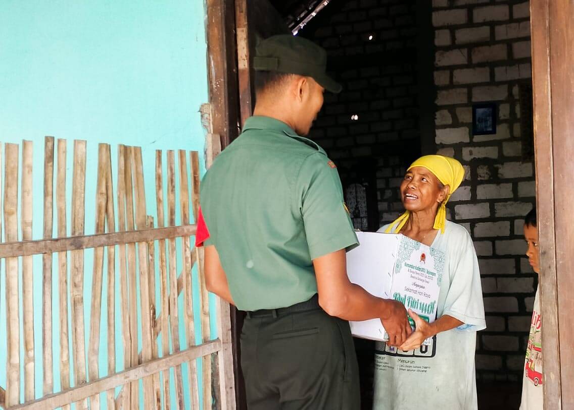 Jelang Lebaran, Babinsa Koramil Sumberrejo Bojonegoro Berbagi Bingkisan