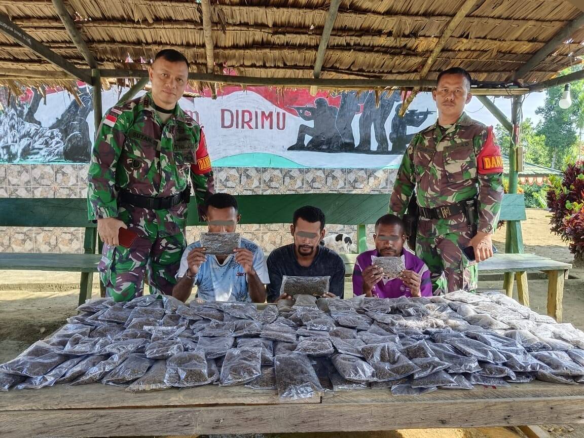 Satgas Pamtas Yonif 132/BS Amankan 5,4 Kilogram Ganja di Perbatasan RI-PNG