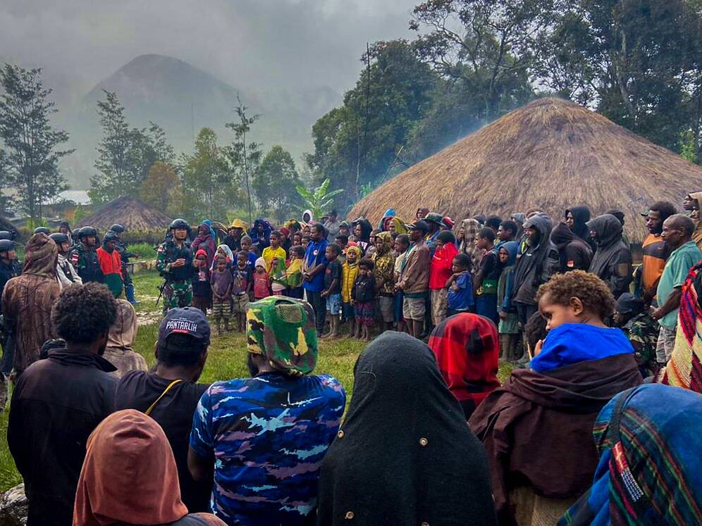 Tradisi Perkenalan Warga Baru, Masyarakat Lanny Jaya Antusias Sambut Prajurit Yonif 721/Mks