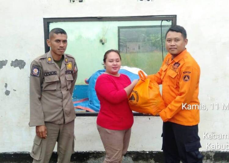 BPBD Bojonegoro Asesmen Dampak Angin Kencang dan Beri Bantuan Sembako di Sugihwaras
