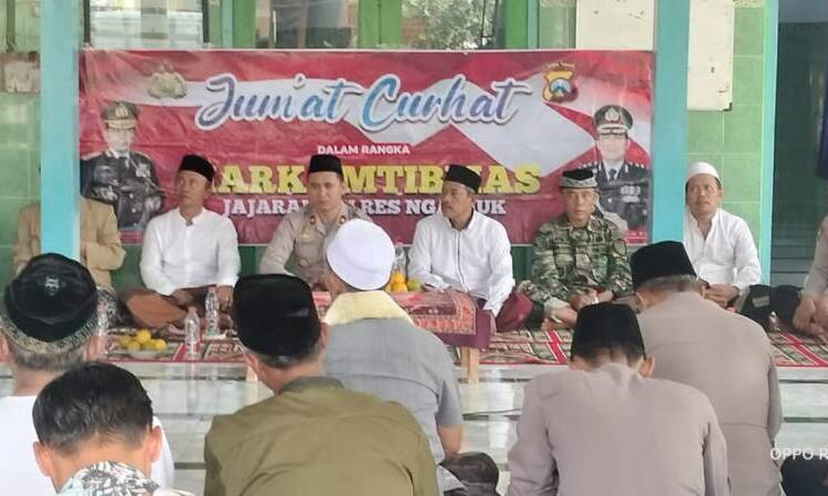 Jumat Curhat, Wakapolres Nganjuk Imbau Jamaah untuk Bijak Bermedsos
