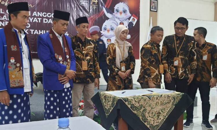 Daftarkan 50 Bacaleg ke KPU Bojonegoro, DPD PAN Bojonegoro Targetkan 6 Kursi