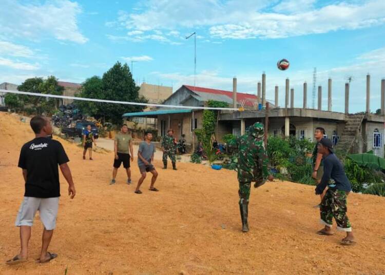 Jalin Sinergi, Personel TMMD dan Warga Kavling Seraya Berolahraga Bola Voli