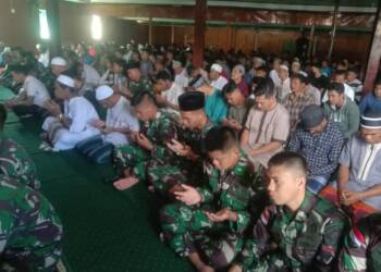 Bersinergi, TNI-Polri Satgas Yonif 143/TWEJ Laksanakan Sholat Jumat