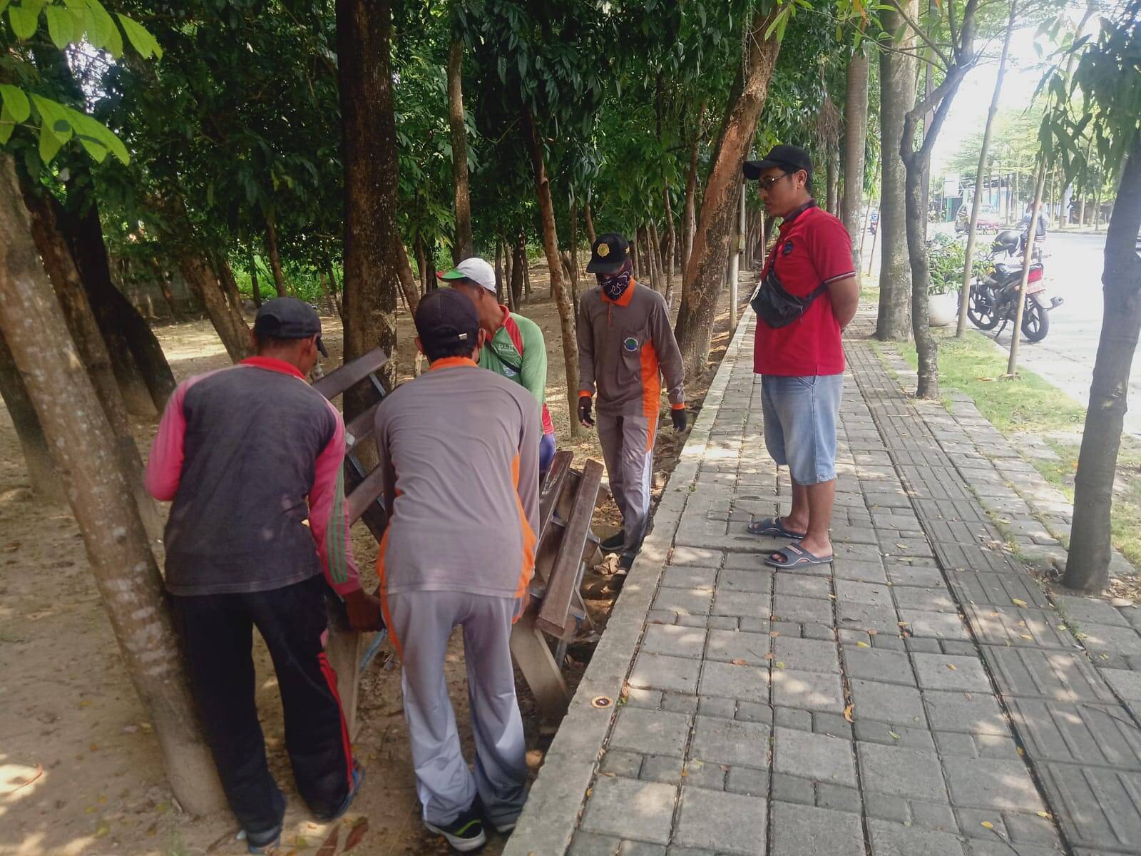 DLH Bojonegoro Tambah Lampu Penerangan Taman Veteran