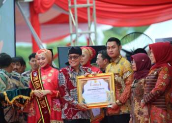 Pertanian Berkembang, Bupati Tuban Terima Penghargaan dari Kementan RI 