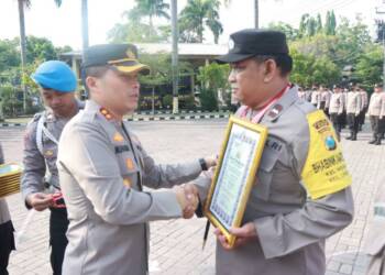 Kapolres Nganjuk Beri Penghargaan 9 Anggota Berprestasi