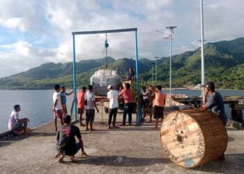 Danlantamal IX Perintahkan Danposal Pulau Romang Bantu Percepat Listrik Masuk Desa