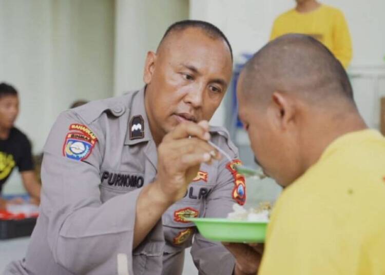 Peduli, Aipda Purnomo Polisi Rawat Ratusan ODGJ