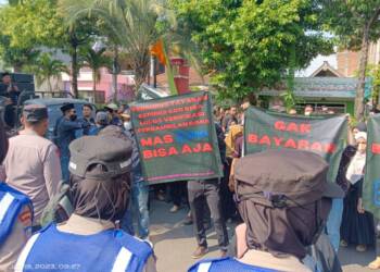 Ratusan Dosen Unisla Unjuk Rasa Keluhkan Gaji Belum Terbayar