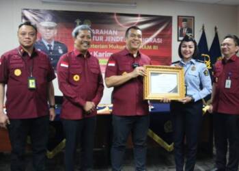 Dirjen Imigrasi Beri Penghargaan 16 Petugas Imigrasi Denpasar dan Ngurah Rai.