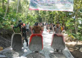 Pengecoran Perdana Rabat Beton Operasi TMMD Reguler ke-117 Ngargosari Samigaluh Kulon Progo