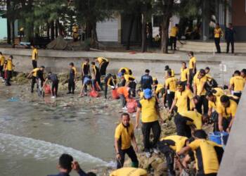 Peduli Lingkungan, Polisi Tuban Bersihkan Sampah di Pantai dan Sungai