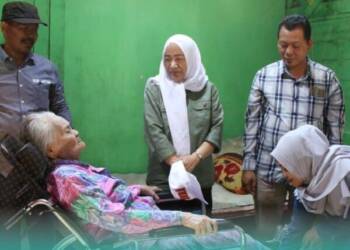 Bupati Anna Serahkan Bantuan Kursi Roda kepada Warga Kedewan.