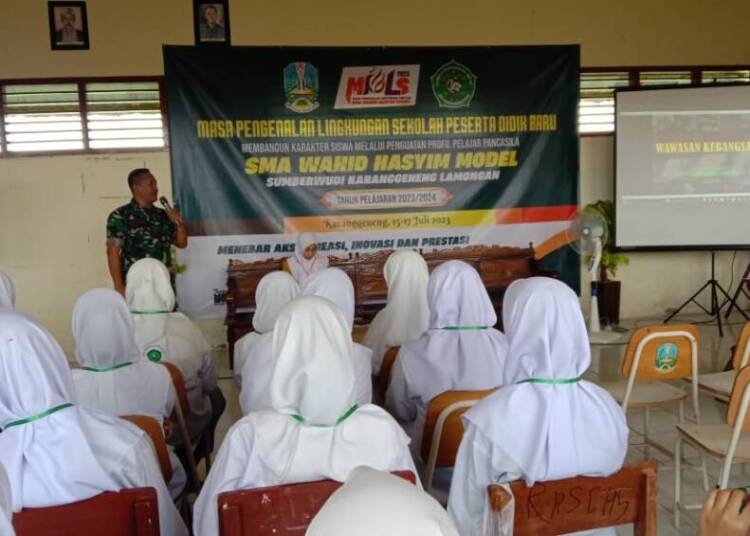 MPLS di SMA Wahid Hasyim, Danramil 0812/15 Karanggeneng Beri Wawasan Kebangsaan.