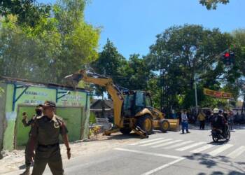 Pemkab Bojonegoro Tertibkan Bangunan di Atas Saluran Air.