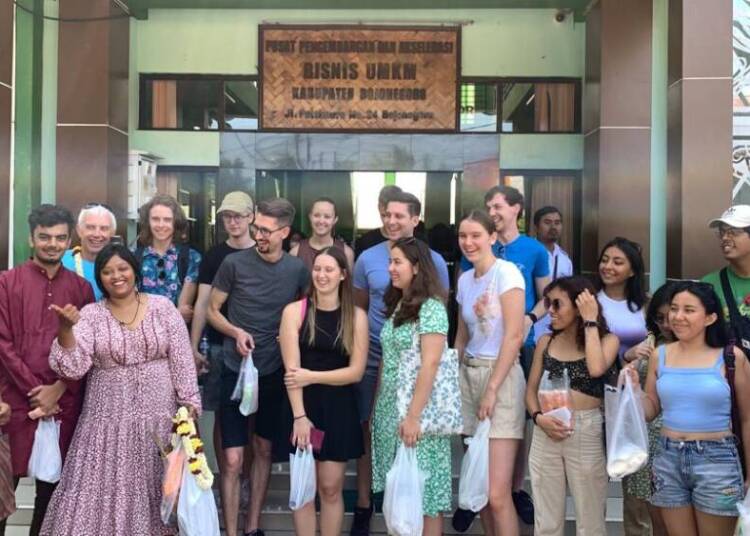 Rombongan Delegasi 4 Negara Ikuti Souvenir Shopping di B-TIFF, Berkah bagi Pelaku Ekraf Bojonegoro