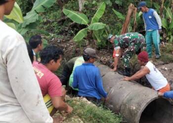 Babinsa di Lamongan Bantu Warga Binaan Pasang Gorong-gorong
