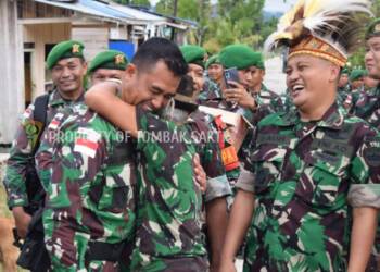 Satgas Yonif 122/TS Disambut Pelukan Hangat Masyarakat Kabupaten Kerom