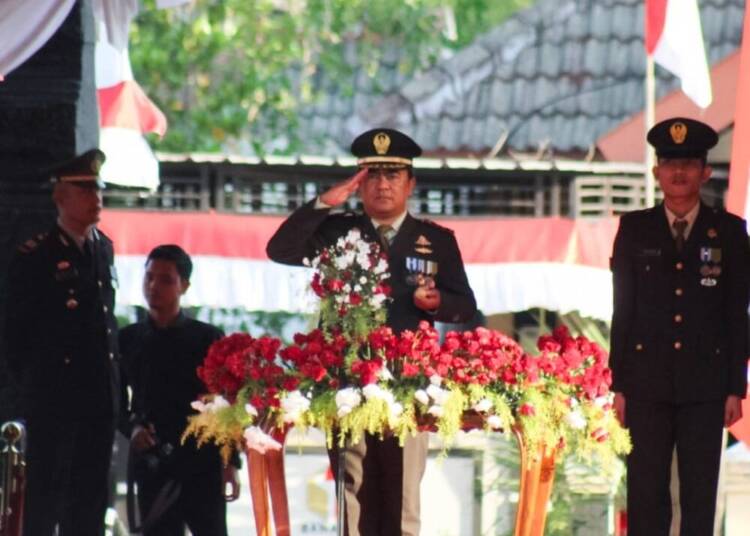 Dandim Bojonegoro Irup Penurunan Bendera Merah Putih Peringatan HUT ke-78 RI.