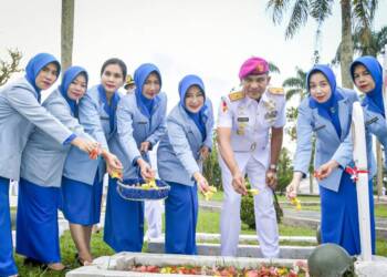 Peringati HUT Ke-78 TNI AL, Danlantamal IX Ziarah di TMP Kapahaha Ambon.