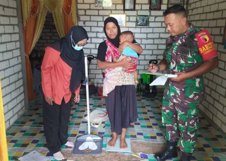 Cegah Stunting, Babinsa di Lamongan Aktif Dampingi Nakes Beri Imunisasi