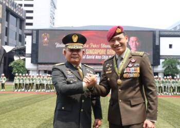 Jenderal TNI Dr. Dudung Abdurachman Anugerahkan Bintang Kartika Eka Paksi Utama Kepada Kasad Singapura