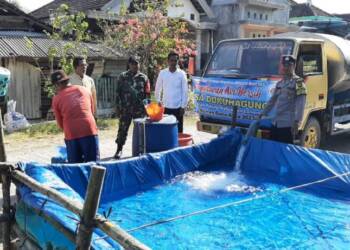 Bersama BPBD, TNI-Polri di Lamongan Terus Berupaya Menangani Krisis Air Bersih.
