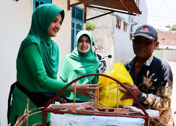 Jumat Berkah, Persit Kodim Bojonegoro berbagi Sembako.