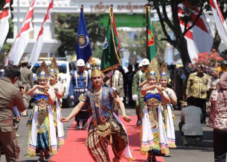 Kirab Pataka Jer Basuki Mawa Beya di Tuban, Masyarakat Antusias.