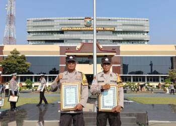 Dua Bhabinkamtibmas Polres Bojonegoro Terima Penghargaan dari Kapolda Jatim