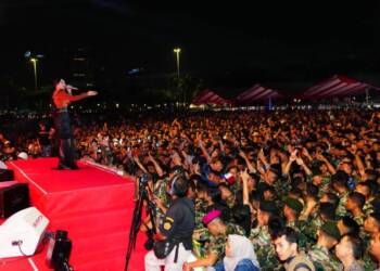 TNI Berbaur dengan Ribuan Masyarakat Nikmati Panggung Hiburan TNI di Monas.