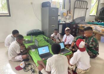 Satgas Yonif 122/TS Pos Wembi Fasilitasi Anak-anak Kampung Wembi Belajar Operasikan Laptop.