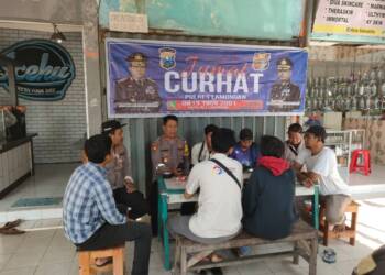 Jumat Curhat, Kapolsek Maduran Cangkrukan Bareng Warga di Warkop