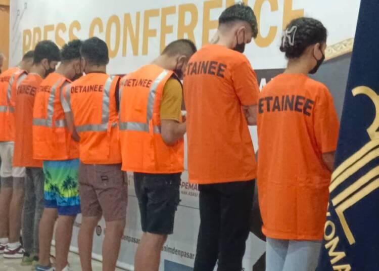 Imigrasi Denpasar Berhasil Mengamankan 8 WNA Asal Uzbekistan