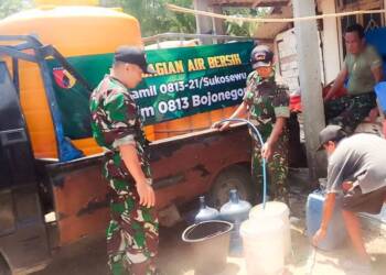 Babinsa Koramil Sukosewu Bojonegoro salurkan Air Bersih untuk Warga Krajan Sumberjokidul