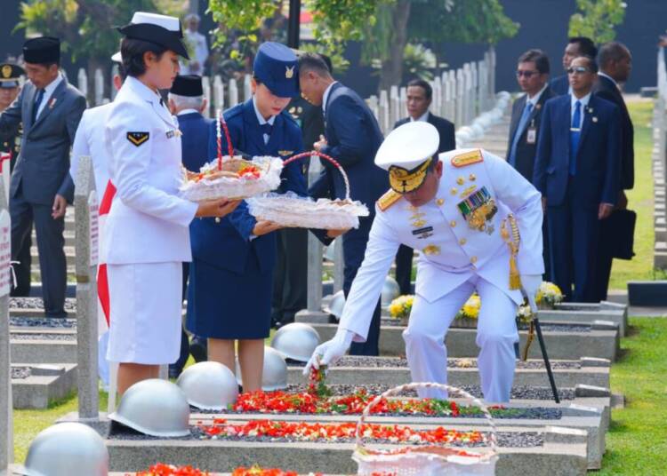 Panglima TNI Hadiri Upacara Peringatan Hari Pahlawan dan Tabur Bunga di TMP Kalibata.