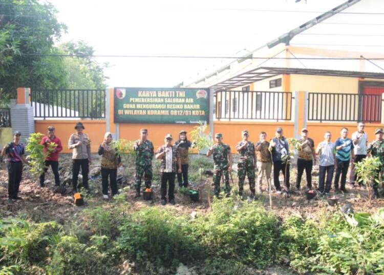 TNI-Polri dan Pemkab Lamongan Bersinergi Gelar Karya Bakti Bersihkan Saluran Air.