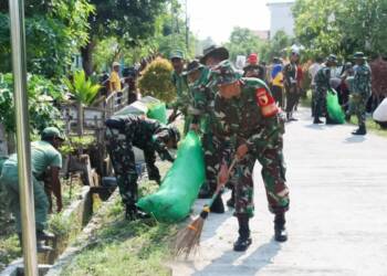 Serentak di 28 Kecamatan, Babinsa Kodim Bojonegoro Bersama Masyarakat Bersi-bersih Lingkungan.