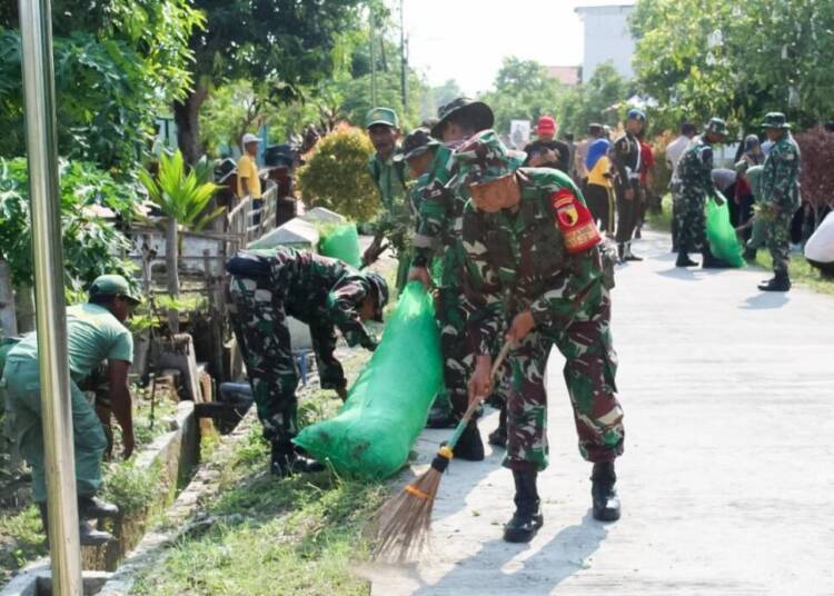 Serentak di 28 Kecamatan, Babinsa Kodim Bojonegoro Bersama Masyarakat Bersi-bersih Lingkungan.