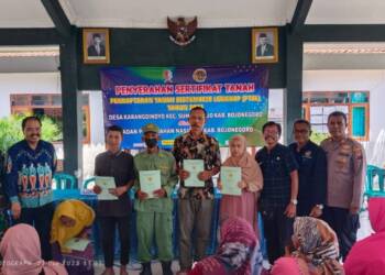 Sertifikat PTSL Dibagikan, Warga Karangdinoyo Riang Gembira.