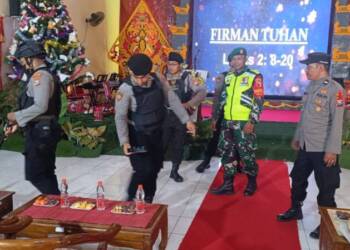 Petugas Gabungan di Lamongan Sterilisasi Gereja, Pastikan Perayaan Natal Aman.