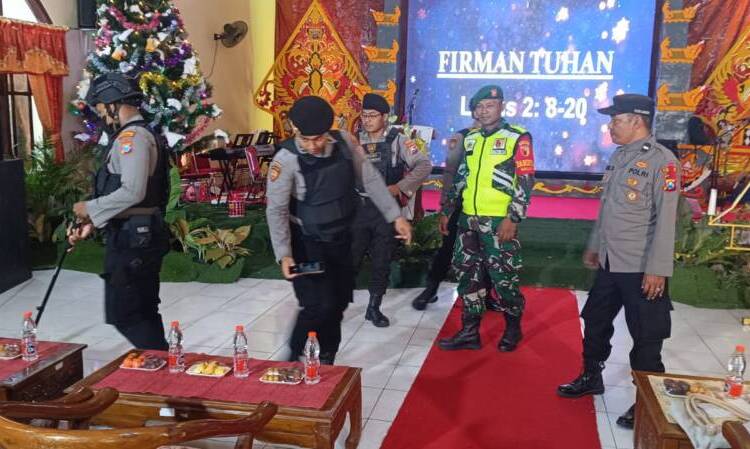 Petugas Gabungan di Lamongan Sterilisasi Gereja, Pastikan Perayaan Natal Aman.
