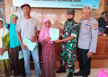 Babinsa Koramil 0812/19 Laren Dampingi Penyerahan Sertifikat Program PTSL.